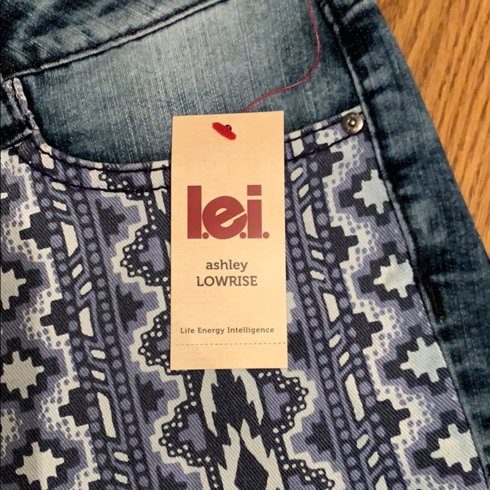 L.E.I. Ashley Low Rise Short.  Size 11.  Med Blue - Picture 4 of 8